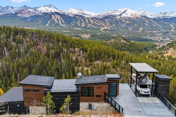 Modern Home for 12 with INSANE VIEWS of Peaks 1 to 10 + Catering Kitchen + Bus
