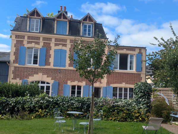 Maison de maître de 160 m² située sur un terrain arboré de 1400 m² au coeur du Pays d'Auge