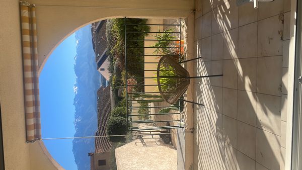 La maison de Vanessa est un appartement au cœur du centre ville et à 6 mn à pieds de la plage .