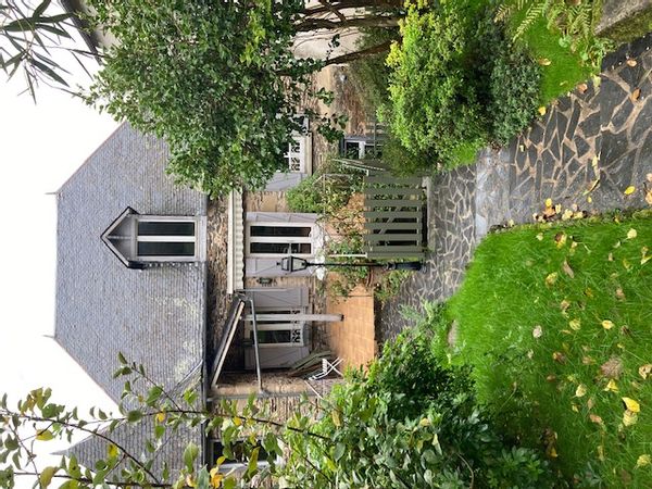 Chambre spacieuse et claire dans une maison de caractère.