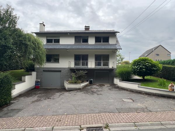 La maison de Martin et Sophie est spacieuse et confortable. Elle est décorée avec goût.