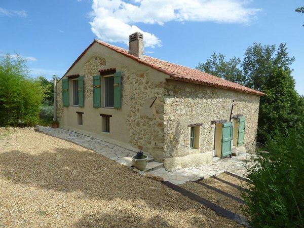 Ancienne ferme rénovée en Provence - 5 chambres, grand jardin & piscine au calme à la campagne.