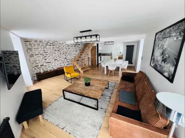 Grand duplex 7 couchages situé en plein centre historique de Saint Renan à proximité du Conquet.