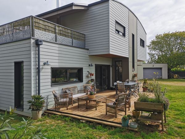 La chambre privée de Sabine Accueille chaleureux, entouré de verdure ! Chambre confortable.
