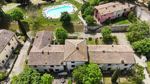 Welcome to Tuscany! Nestled between the charming towns of San Gimignano and Volterra. Swimming pool.