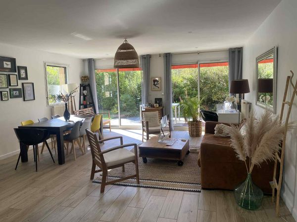 Petite maison entourée de nature