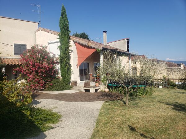 Maison de village lumineuse et atypique.