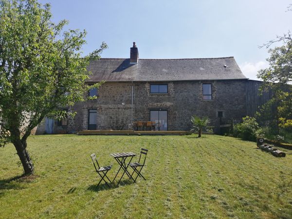 Maison en pierre au sein d'un village de caractère