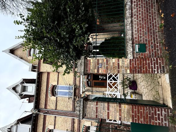 Maison familiale entre ville et forêt