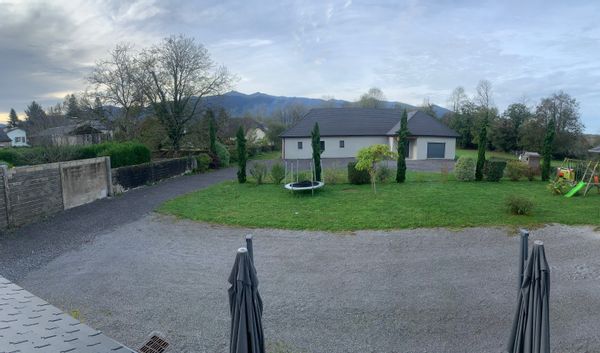 Maison de plain-pied spacieuse avec grande terrasse et grand jardin paisible!