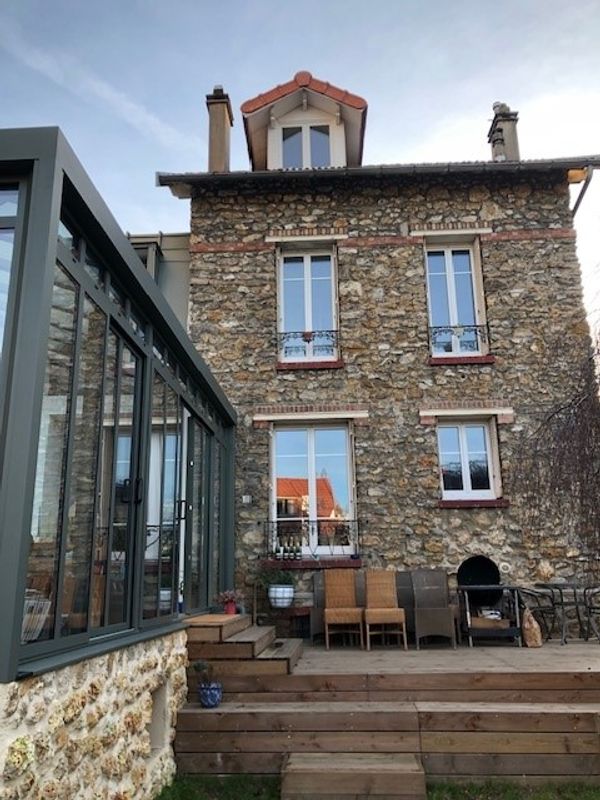 Très jolie maison des année 30, tout confort spacieuse, à proximité immédiate de Paris