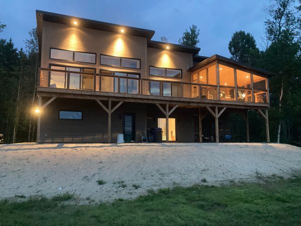 Refuge de Marc au bord du lac