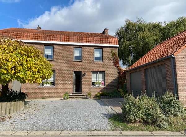 La maison de Isabelle et Pierre est située dans un village à 10 minutes de différents magasins.