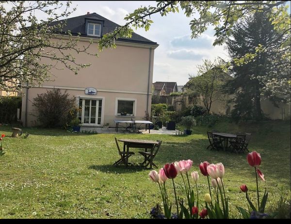 Maison très bien située, au cœur des commerces et proches des transports tout en étant au calme