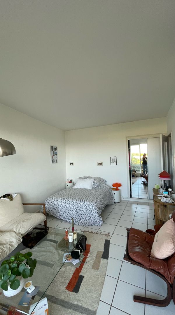 Studio vue mer avec court de tennis et piscine. Accès privé à la plage. Biarritz centre.