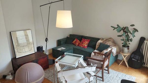 Guest bedroom with a futon in a flat in Toulouse city center, great for a week end trip for 2ppl.