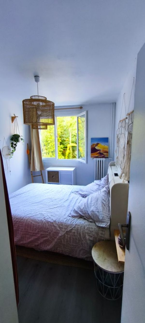 Chambre lumineuse et cosy au sein d'un joli appartement bien équipé. A 30 min de Paris en transports