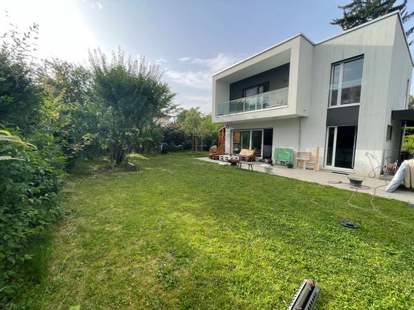 Maison moderne avec un grand jardin