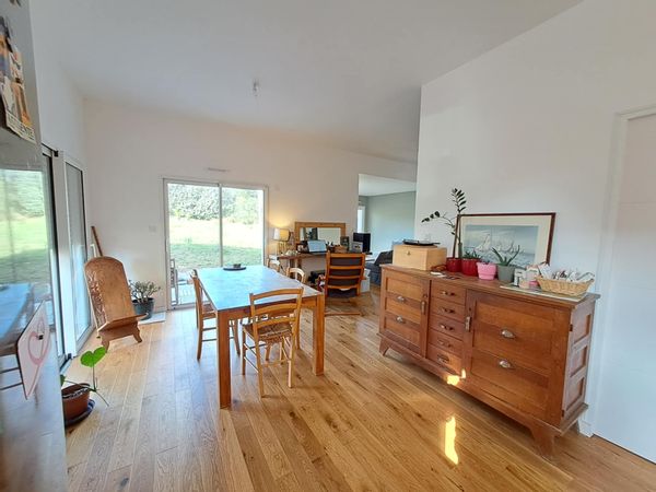 La maison de Guillaume est un havre de paix à 1km des belles plages de la station balnéaire.