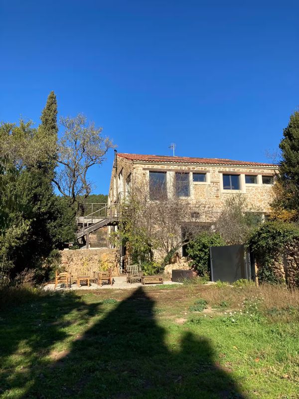 Dans les Corbières, chez Maria, Geogeo & Olivia. Nous vous accueillons dans notre maison de famille.