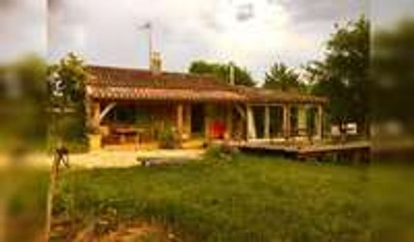 maison agréable en pierre avec 1,6 hectare de jardin. Calme, repos en pleine nature.