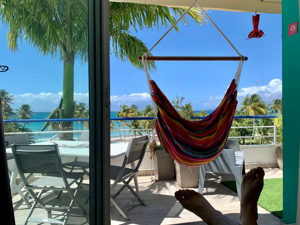 Voir la mer et la soufrière du fond du lit