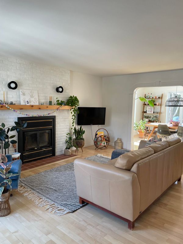 Maison familiale lumineuse, terrain double, piscine, à proximité de sentiers de marche/ski et parc.