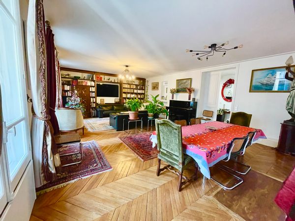 Appartement à deux pas des Champs Elysées