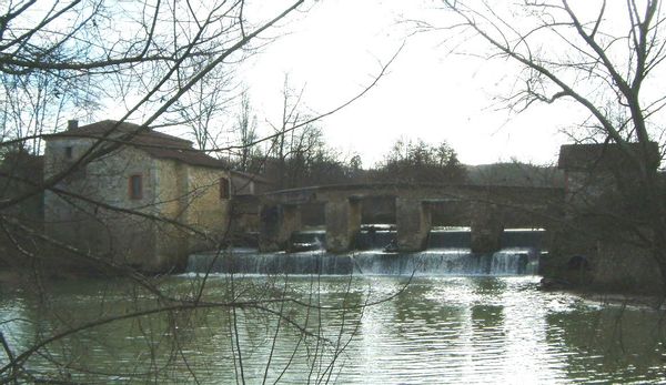 moulin à eau fortifié du XIII ème sur un site protégé