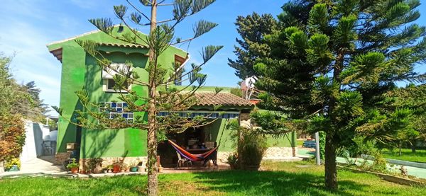 La casa está en una parcela familiar de 2000 m2. Donde hay otras casas. Su nombre es: Los 13