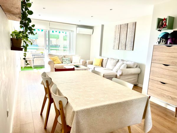 Appartement avec vue sur la mer. 3 chambres et 1 bureau, à 2min à pied de la plage.