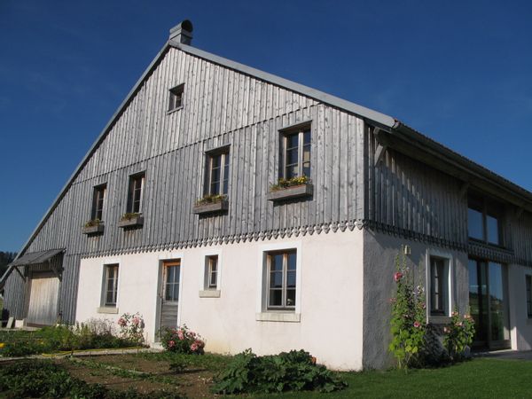 Grande maison dans un village de montagne
