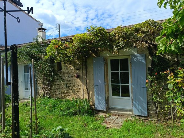 2 CHAMBRES PRIVEES  dans un Ancien chai aménagé au cœur d'un village de l'île.