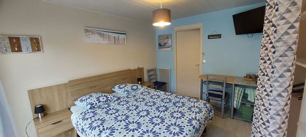 14km du puy du fou: Chambre privée avec salle d'eau et WC séparés aux Herbiers