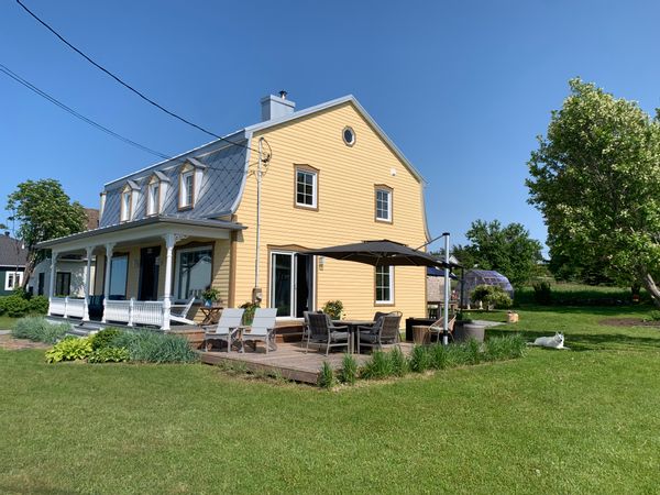 Maison centenaire, restaurée, magnifique vue sur le St-Laurent, couchers de soleil spectaculaires.