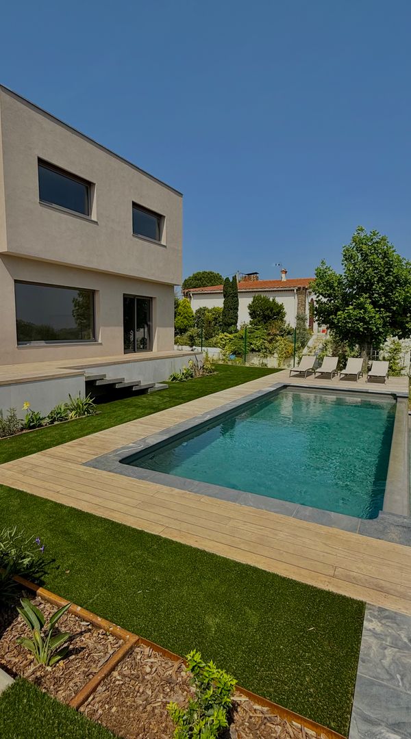 Villa d’architecte construite en 2024/2025, très confortable dans un jardin arboré.