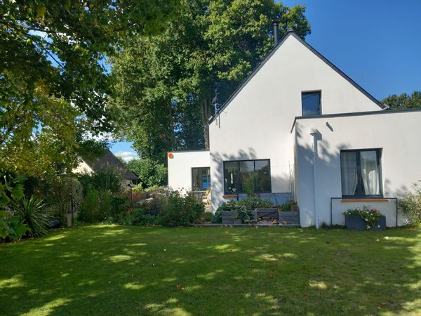 Jolie maison récente , 4 pers ,  jardin clos arboré , les courses et le port à pied .