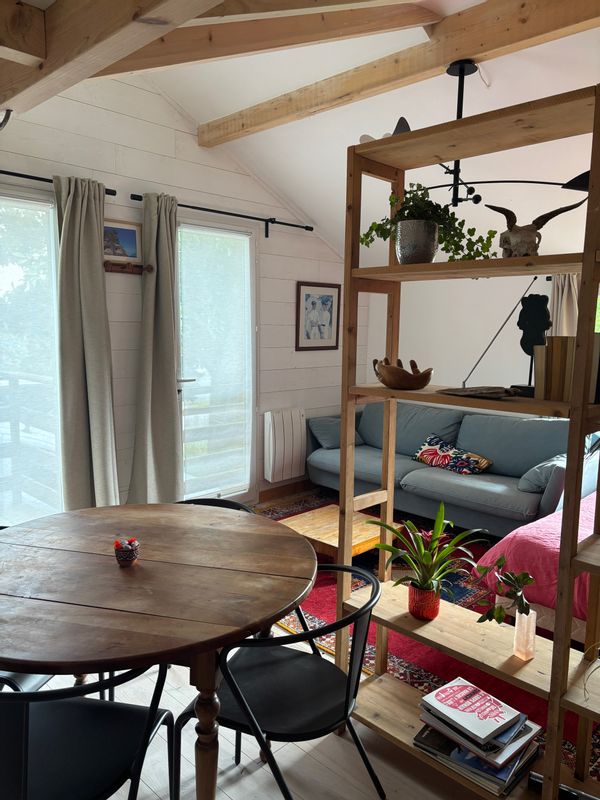 Studio lumineux tout-en-bois 30m2 chez l’habitant