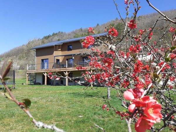Le chalet bleu de Sylvie : la Bourgogne secrète et insolite.