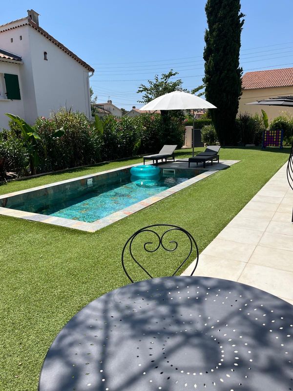 La maison de Nathalie : Haut de villa lumineux avec piscine – idéal pour échanges en famille