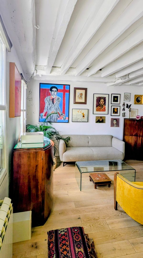 Mon joli triplexe est idéalement situé au cœur de Paris et à proximité de toutes vos sorties!