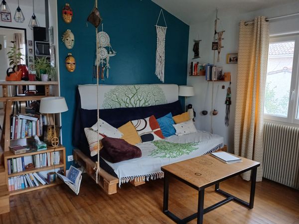 La maison est accueillante et chaleureuse avec une décoration personnalisée.