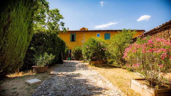 Maison au cœur de la Provence verte sur le plateau de Valensole.