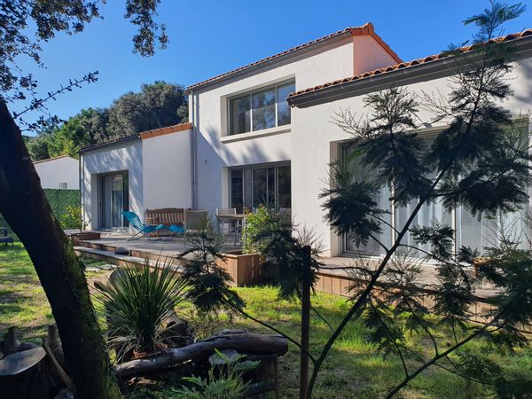 La maison de Ghislaine est à 800 mètres de la belle plage de Vert-Bois sur l'ile d'Oléron.