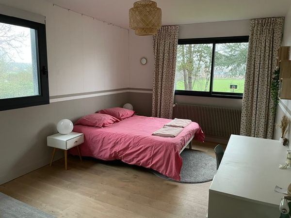 Grande chambre privée : 1 lit double avec vue sur le magnifique haras du Mélantois