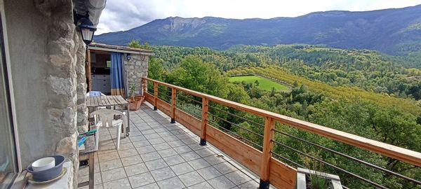 Maison  située dans un très beau petit village perché calme, agréable avec vue sur les montagnes.