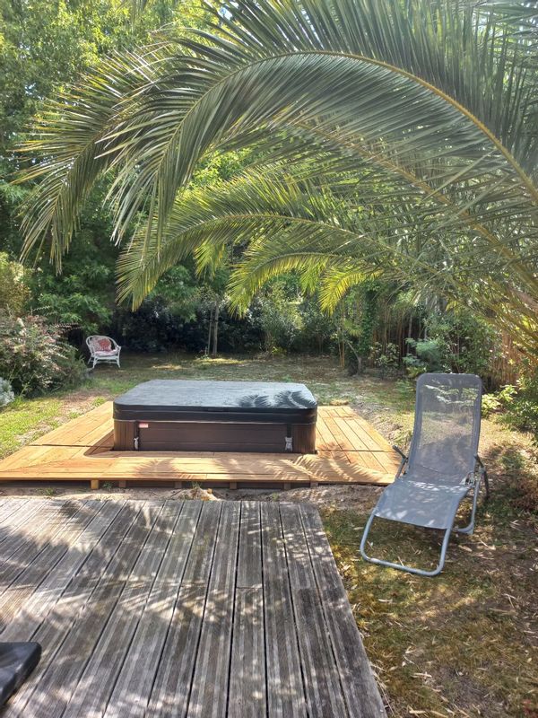 chambre privée à l'étage avec salle de bain privée et toilette privé. Un lit double 140 un lit 90cm.