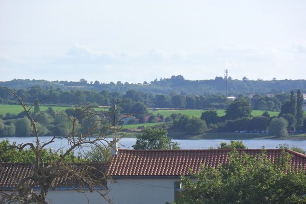 Ancienne ferme restaurée, en Anjou, avec vue superbe sur les lacs du Verdon et de Ribou.