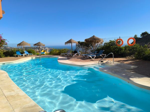 Escapada romántica en la herradura:apartamento con terraza y vistas al mar