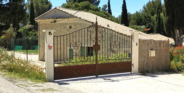 Mas en pierres au coeur de la Provence